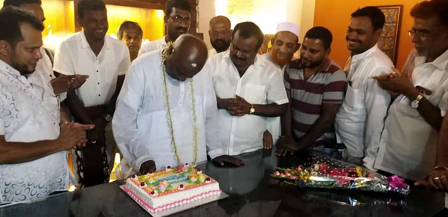 ಮೂಳೂರು ರೆಸಾರ್ಟ್ನಲ್ಲಿ ಬುಧವಾರ ದೇವೇಗೌಡರು ಹುಟ್ಟುಹಬ್ಬದ ಪೂರ್ವಭಾವಿಯಾಗಿ ಕೇಕ್ ಕತ್ತರಿಸಿದರು