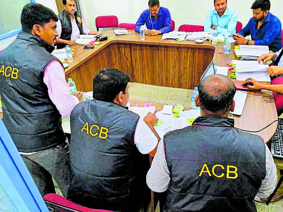 ಬ್ಯಾಂಕ್ ದಾಖಲೆ ಪರಿಶೀಲಿಸುತ್ತಿರುವ ಎಸಿಬಿ ಅಧಿಕಾರಿಗಳು