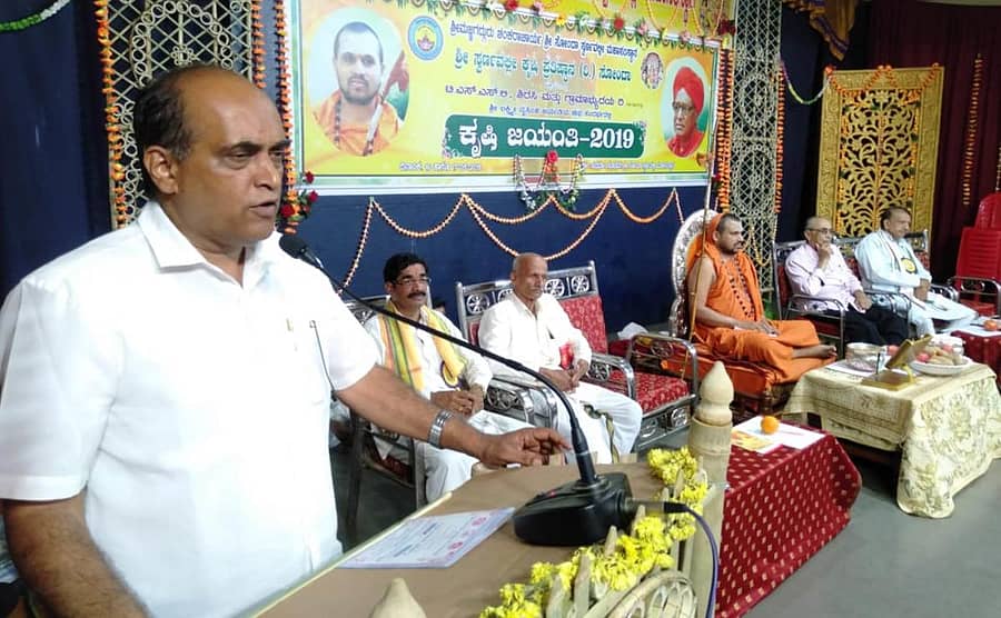 ಶಿರಸಿ ತಾಲ್ಲೂಕಿನ ಸ್ವರ್ಣವಲ್ಲಿಯಲ್ಲಿ ನಡೆದ ಕೃಷಿ ಜಯಂತಿಯಲ್ಲಿ ಕ್ಯಾಂಪ್ಕೊ ಅಧ್ಯಕ್ಷ ಎಸ್.ಆರ್.ಸತೀಶ್ಚಂದ್ರ ಮಾತನಾಡಿದರು