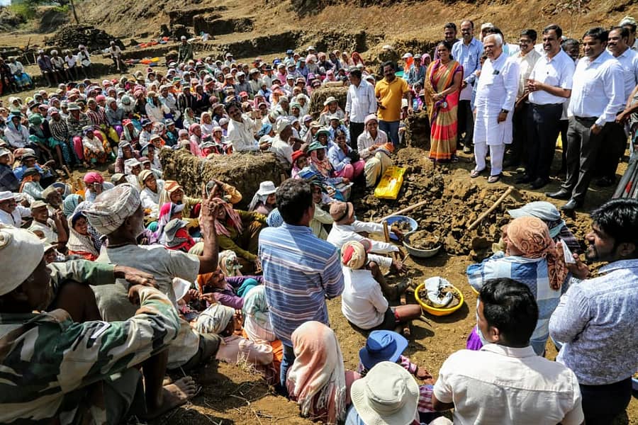 ಬೆಳಗಾವಿ ತಾಲ್ಲೂಕಿನ ಹೊನಗಾ ಗ್ರಾಮ ಪಂಚಾಯ್ತಿ ವ್ಯಾಪ್ತಿಯ ತಾಂಬಳ ಕೆರೆಯ ಹೂಳೆತ್ತುವ ಕಾಮಗಾರಿಯನ್ನು ಕಂದಾಯ ಸಚಿವ ಆರ್‌.ವಿ. ದೇಶಪಾಂಡೆ ಶನಿವಾರ ವೀಕ್ಷಿಸಿದರು.