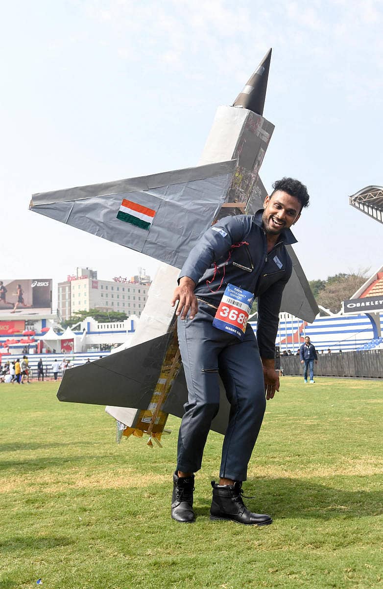 ಟಿಸಿಎಸ್‌ ರನ್‌ನಲ್ಲಿ ಭಾಗವಹಿಸಿದ್ದ ಮಾನಸಕುಮಾರ್ ಅವರು ವಿಂಗ್ ಕಮಾಂಡರ್ ಅಭಿನಂದನ್ ಅವರ ವೇಷ ಮತ್ತು ಮಿಗ್ ಏರ್‌ಕ್ರಾಫ್ಟ್‌ ಪ್ರತಿಕೃತಿಯೊಂದಿಗೆ ಓಡಿ ಗಮನ ಸೆಳೆದರು  –ಪ್ರಜಾವಾಣಿ ಚಿತ್ರ