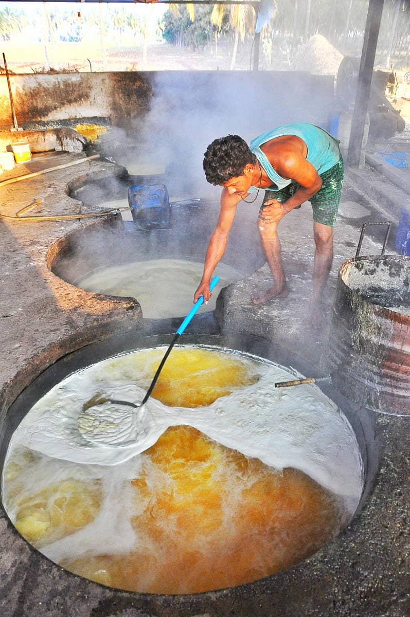 ಆಲೆಮನೆಯಲ್ಲಿ ಬೆಲ್ಲ ತಯಾರಿಸುತ್ತಿರುವುದು