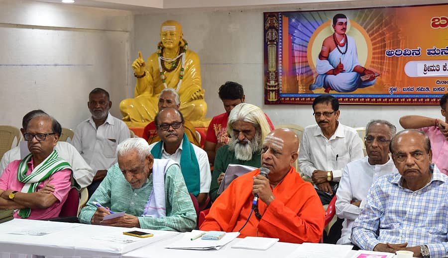 ನಗರದಲ್ಲಿ ಭಾನುವಾರ ಸಹಮತ ವೇದಿಕೆ ಆಯೋಜಿಸಿದ್ದ ’ಮತ್ತೆ ಕಲ್ಯಾಣ’ ಚಿಂತಕರು ಮತ್ತು ಜನಪರ ಸಂಘಟನೆಗಳ ಮುಖಂಡರ ಸಭೆಯಲ್ಲಿ ಪಂಡಿತಾರಾಧ್ಯ ಶಿವಾಚಾರ್ಯ ಸ್ವಾಮೀಜಿ ಮಾತನಾಡಿದರು. ಪ್ರೊ. ಚಂದ್ರಶೇಖರ್ ಪಾಟೀಲ್, ಎಚ್.ಎಸ್.ದೊರೆಸ್ವಾಮಿ, ಸಿ.ವೀರಣ್ಣ ಮತ್ತು ಇತರರು ಇದ್ದಾರೆ –ಪ್ರಜಾವಾಣಿ ಚಿತ್ರ