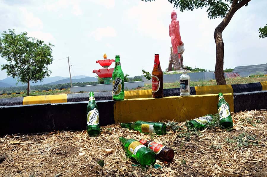 ದಂಟರಮಕ್ಕಿ ಕೆರೆಯೊಳಗಿನ ನಡುಗಡ್ಡೆ ಆವರಣದಲ್ಲಿ ಬಿದ್ದಿದ್ದ ಮದ್ಯದ ಬಾಟಲಿಗಳು (ಎಡಚಿತ್ರ). ಪ್ರತಿಮೆ ವಿರೂಪ ಸರಿಪಡಿಸುವ ಕಾಮಗಾರಿ ಅರೆಬರೆಯಾಗಿರುವುದು. ಪ್ರಜಾವಾಣಿ ಚಿತ್ರ/ ಎ.ಎನ್‌. ಮೂರ್ತಿ