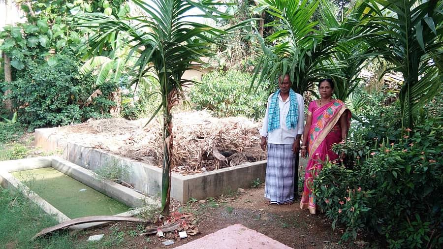 ಯೋಗಿಕೊಪ್ಪದ ಪ್ರೇಮಕ್ಕ ಮತ್ತು ಚಂದ್ರಪ್ಪ ಆರೀಕಟ್ಟಿ ದಂಪತಿ, ತಮಗೆ ಬದುಕು ನೀಡಿದ ಎರೆಹುಳು ತೊಟ್ಟಿ ಹಾಗೂ ಕೃಷಿ ಜೊತೆ
