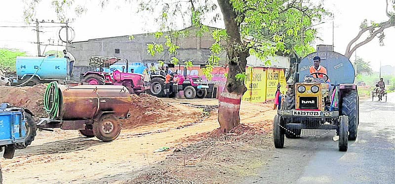 ಸವಣೂರು ಪಟ್ಟಣದ ನಿಂಗಪ್ಪ ಬಂಕಾಪುರ ಅವರ ಸಿಮೆಂಟ್‌ ತಯಾರಿಕಾ ಘಟಕದಿಂದ ಟ್ಯಾಂಕರ್‌ ಮೂಲಕ ನೀರು ಕೊಂಡೊಯ್ಯುತ್ತಿರುವುದು