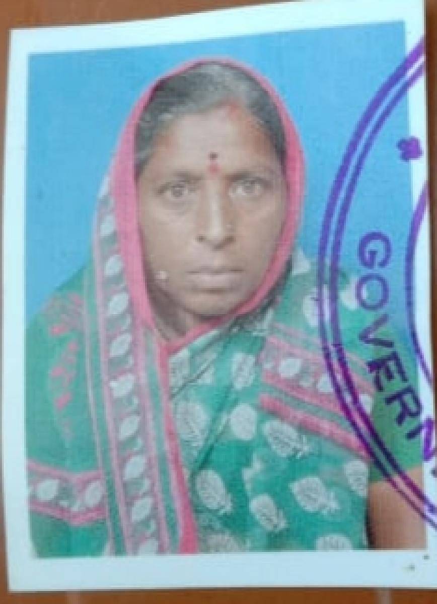 ಮೃತ ಮಲ್ಲವ್ವ ಪವಾಡಶೆಟ್ಟಿ ಭಾವಚಿತ್ರ.