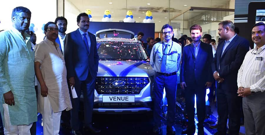 ಹುಬ್ಬಳ್ಳಿಯಲ್ಲಿ ಮಂಗಳವಾರ ಹುಂಡೈ ವೆನ್ಯೂ ಕಾರನ್ನು ಸಂಸದ ಪ್ರಹ್ಲಾದ ಜೋಶಿ ಬಿಡುಗಡೆ ಮಾಡಿದರು