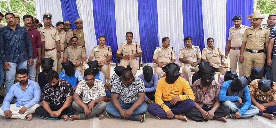 ರೌಡಿ ಶೀಟರ್‌ ಕೊಲೆ ಸಂಬಂಧ ಬಂಧಿಸಿರುವ ಆರೋಪಿಗಳು. ಜತೆಗೆ ಪೊಲೀಸ್‌ ಅಧಿಕಾರಿಗಳ ತಂಡ ಇದೆ. -ಪ್ರಜಾವಾಣಿ ಚಿತ್ರ 