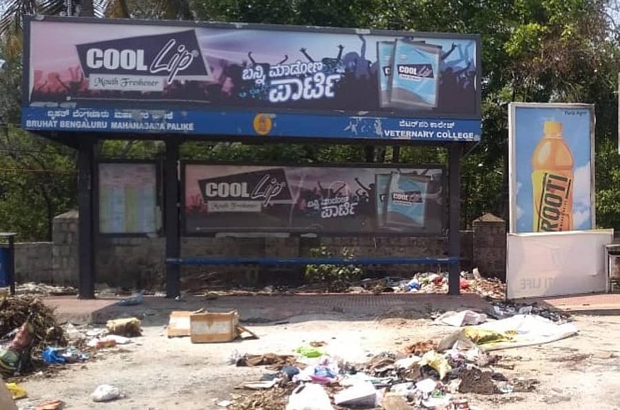 ಬಳ್ಳಾರಿ ರಸ್ತೆಯ ವೆಟರಿನರಿ ಕಾಲೇಜು ಬಳಿಯ ತಂಗುದಾಣದ ದುಃಸ್ಥಿತಿ