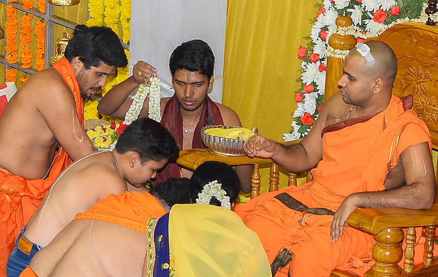 ದಾವಣಗೆರೆಯಲ್ಲಿ ಸೋದೆ ವಿಶ್ವವಲ್ಲಭ ತೀರ್ಥ ಸ್ವಾಮೀಜಿ ಬ್ಯಾಂಡೇಡ್‌ ಹಾಕಿಕೊಂಡು ಆಶೀರ್ವಚನ ನೀಡಿದರು