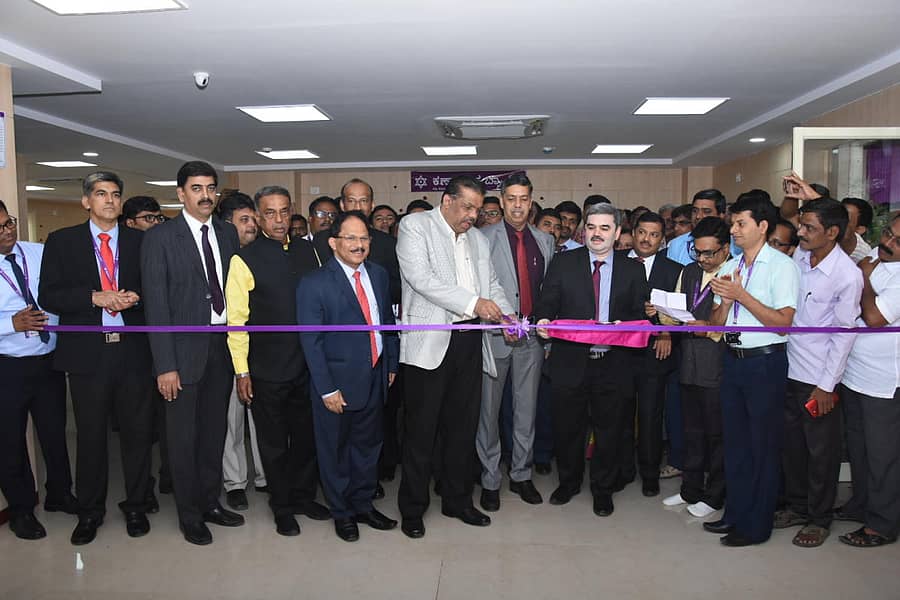 ಕಲಬುರ್ಗಿಯಲ್ಲಿ ಕರ್ಣಾಟಕ ಬ್ಯಾಂಕ್‌ನ ಪ್ರಾದೇಶಿಕ ಕಚೇರಿಯನ್ನು ಗುಲಬರ್ಗಾ ವಿ.ವಿ. ಕುಲಪತಿ ಡಾ.ಎಸ್‌.ಆರ್‌.ನಿರಂಜನ ಉದ್ಘಾಟಿಸಿದರು. ಗೋಕುಲದಾಸ್ ಪೈ, ಚಂದ್ರಶೇಖರ ರಾವ್‌, ಬಸವರಾಜ ದೇಸಳ್ಳಿ, ಪಿ.ಆರ್‌. ಕಾರಂತ್‌ ಹಾಗೂ ಬ್ಯಾಂಕ್‌ನ ಇತರ ಸಿಬ್ಬಂದಿ ಇದ್ದಾರೆ