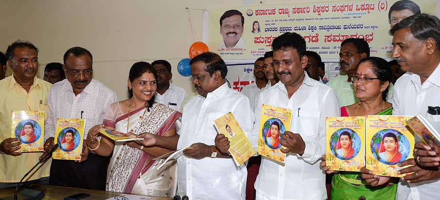 ಎಲ್.ಹನುಮಂತಯ್ಯ ಅವರು ಪುಸ್ತಕ ಬಿಡುಗಡೆ ಮಾಡಿ, ಅದರ ಪ್ರತಿಯನ್ನು ಲೇಖಕಿ ಸುಮಿತ್ರಾ ಮಾ ದುರ್ಗಿ ಅವರಿಗೆ ಹಸ್ತಾಂತರಿಸಿದರು. (ಎಡದಿಂದ) ಶಂಶೀರ್ ಖಾನ್, ಗುರು ತಿಗಡಿ, ವಿ.ಟಿ ವೆಂಕಟೇಶಯ್ಯ, ಲೀಲಾವತಿ, ಕೆ.ಕೃಷ್ಣಪ್ಪ ಇದ್ದಾರೆ–ಪ್ರಜಾವಾಣಿ ಚಿತ್ರ