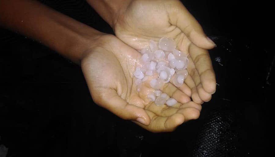 ನರಗುಂದದಲ್ಲಿ ಆಲಿಕಲ್ಲಿ ಮಳೆಸುರಿದ ಸಂದರ್ಭದಲ್ಲಿ ಚಿಣ್ಣರು ಅವುಗಳನ್ನು ಕೈಯಲ್ಲಿ ಹಿಡಿದು ಸಂಭ್ರಮಿಸಿದರು.