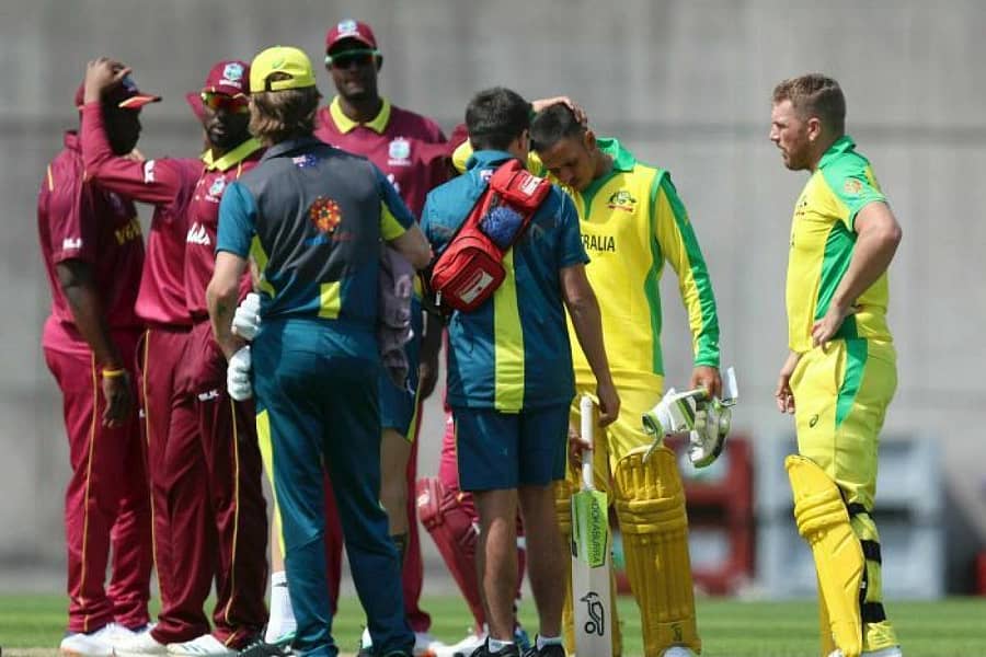 ಗಾಯಗೊಂಡ ಉಸ್ಮಾನ್ ಖ್ವಾಜಾ (ಬಲದಿಂದ ಎರಡನೇಯವರು) ನೆರವು ಸಿಬ್ಬಂದಿಯಿಂದ ಪ್ರಥಮ ಚಿಕಿತ್ಸೆ ಪಡೆದ ನಂತರ ಚೇತರಿಸಿಕೊಂಡರು –ಎಪಿ ಚಿತ್ರ