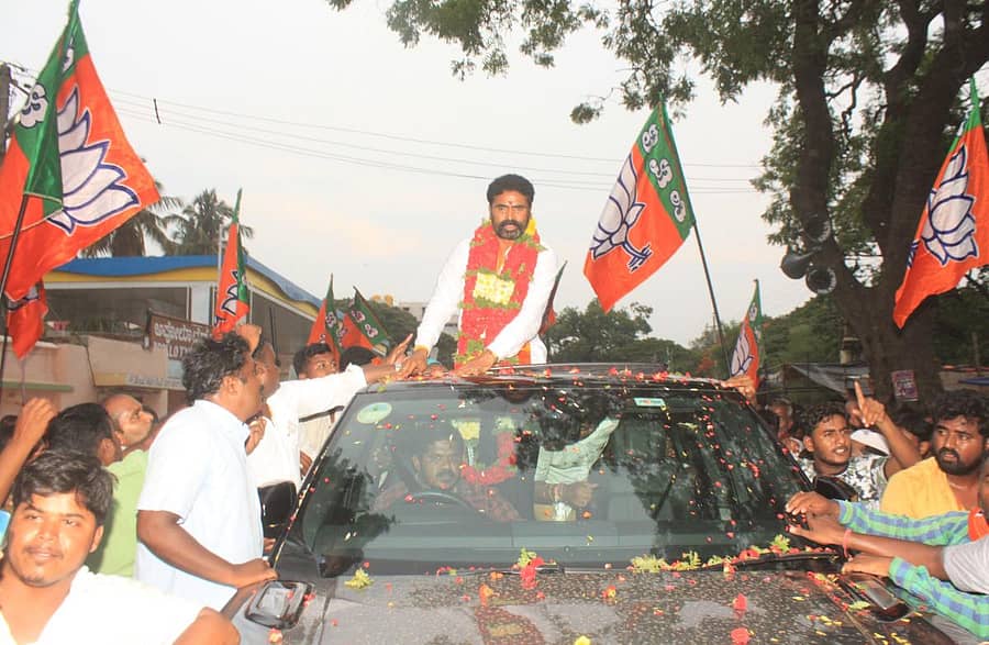 ಕೋಲಾರ ಲೋಕಸಭಾ ಕ್ಷೇತ್ರದಲ್ಲಿ ಗೆಲುವು ಸಾಧಿಸಿದ ಬಿಜೆಪಿ ಅಭ್ಯರ್ಥಿ ಎಸ್‌.ಮುನಿಸ್ವಾಮಿ ಗುರುವಾರ ರೋಡ್‌ ಶೋ ನಡೆಸಿದರು.