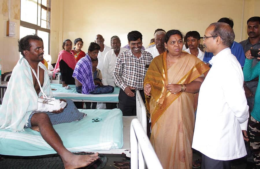 ಹುಬ್ಬಳ್ಳಿಯ ಕಿಮ್ಸ್ಗೆ ಶುಕ್ರವಾರ ಭೇಟಿ ನೀಡಿದ ಶಾಸಕಿ ಕುಸುಮಾವತಿ ಶಿವಳ್ಳಿ ರೋಗಿಗಳನ್ನು ಭೇಟಿ ಮಾಡಿ, ಆಹವಾಲು ಆಲಿಸಿದರು. ನಿರ್ದೇಶಕ ಡಾ.ರಾಮಲಿಂಗಪ್ಪ ಅಂಟರತಾನಿ ಇದ್ದಾರೆ –ಪ್ರಜಾವಾಣಿ ಚಿತ್ರ