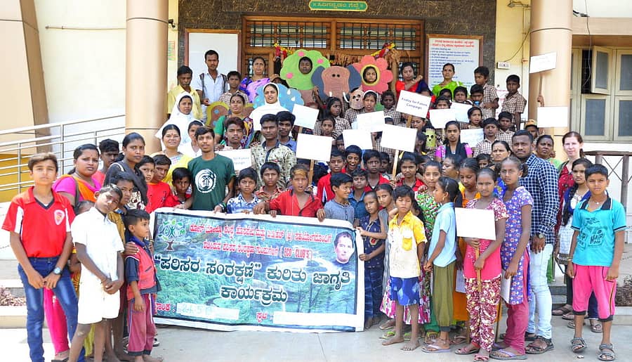 ಡಾನ್ ಬಾಸ್ಕೊ ಸಂಸ್ಥೆಯಿಂದ ಶುಕ್ರವಾರ ಹೊಸಪೇಟೆ ನಗರಸಭೆ ಕಚೇರಿ ಎದುರು ಪರಿಸರ ಸಂರಕ್ಷಣೆ ಕುರಿತು ಅರಿವು ಮೂಡಿಸಲಾಯಿತು