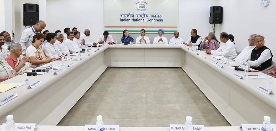 ಕಾಂಗ್ರೆಸ್ ಸಭೆಯಲ್ಲಿ ಪಕ್ಷದ ಅಧ್ಯಕ್ಷ ರಾಹುಲ್ ಗಾಂಧಿ, ಹಿರಿಯ ನಾಯಕಿ ಸೋನಿಯಾ ಗಾಂಧಿ, ಮಾಜಿ ಪ್ರಧಾನಿ ಮನಮೋಹನ ಸಿಂಗ್ ಸೇರಿದಂತೆ ಇರತ ಮುಖಂಡರು ಇದ್ದಾರೆ.