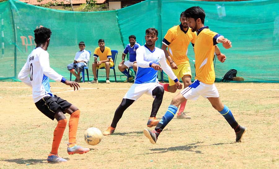 ಮಡಿಕೇರಿಯ ಜೂನಿಯರ್ ಕಾಲೇಜು ಮೈದಾನದಲ್ಲಿ ಶನಿವಾರ ‘ಮ್ಯಾನ್ಸ್ ಕಾಂಪೌಂಡ್ ಕ್ಲಬ್’ ಆಶ್ರಯದಲ್ಲಿ ನಡೆದ ಫುಟ್ಬಾಲ್ ಪಂದ್ಯ