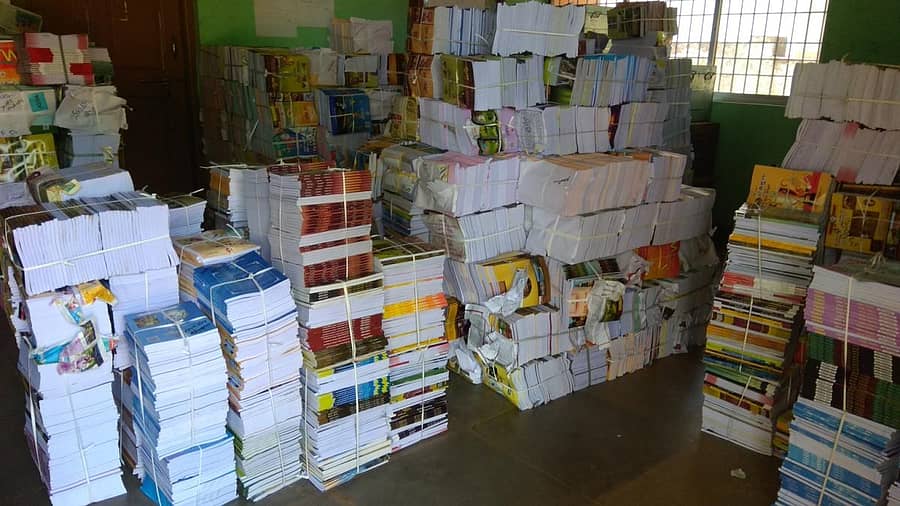 ಜೊಯಿಡಾ ಕ್ಷೇತ್ರ ಶಿಕ್ಷಣಾಧಿಕಾರಿ ಕಚೇರಿಯಲ್ಲಿ ಪಠ್ಯ ಪುಸ್ತಕಗಳನ್ನು ಜೋಡಿಸಿಟ್ಟಿರುವುದು