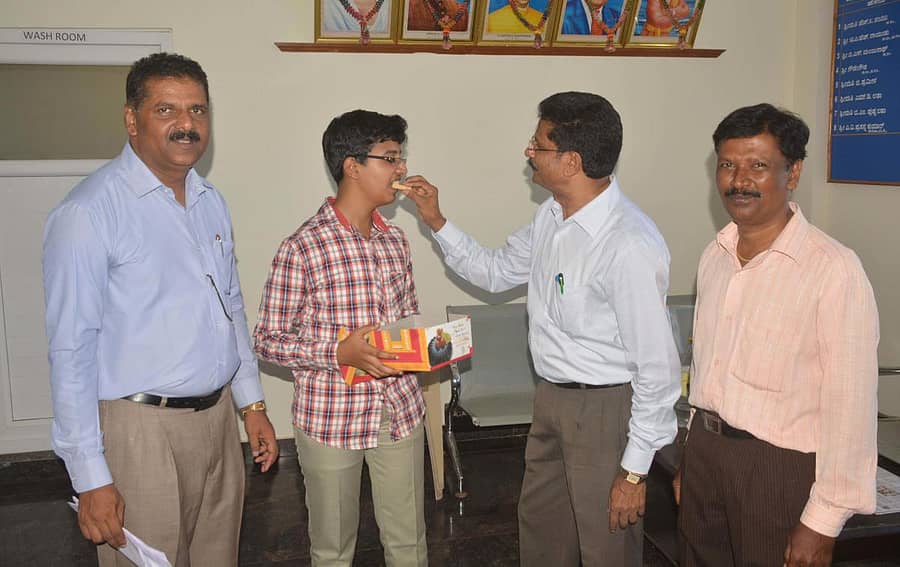 ಸಿಇಟಿ ಫಲಿತಾಂಶದಲ್ಲಿ ಬಿಎಸ್ಸಿ ಅಗ್ರಿಕಲ್ಚರ್ ವಿಭಾಗದಲ್ಲಿ 3 ನೇ ರ್‍ಯಾಂಕ್‌ ಪಡೆದ ಹಾಸನದ ಮಾಸ್ಟರ್‌ ಕಾಲೇಜು ವಿದ್ಯಾರ್ಥಿ ಶ್ರೀಕಾಂತ್‌ಗೆ ಸಿಹಿ ತಿನಿಸಿದ ಉಪನ್ಯಾಸಕರು.