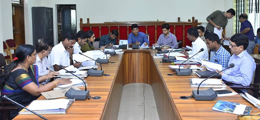 ಕಾರವಾರದಲ್ಲಿ ಶನಿವಾರ ನಡೆದ ಸಭೆಯಲ್ಲಿ ಜಿಲ್ಲಾಧಿಕಾರಿ ಡಾ.ಕೆ.ಹರೀಶಕುಮಾರ್ ಮಾತನಾಡಿದರು