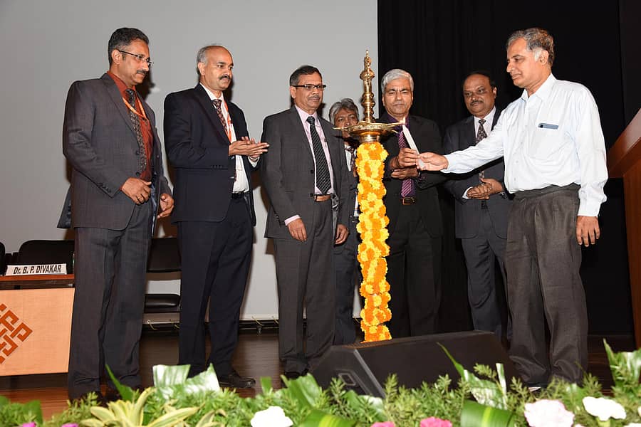 ರೇವಾ ವಿಶ್ವವಿದ್ಯಾಲಯದಲ್ಲಿ ನಡೆದ ಎರಡು ದಿನಗಳ ಸಂಶೋಧನಾ ಸಮ್ಮೇಳನವನ್ನು ಅಮೆರಿಕದ ಅಲಬಾಮ ವಿಶ್ವವಿದ್ಯಾಲಯದ ಕಂಪ್ಯೂಟರ್ ಸೈನ್ಸ್ ವಿಭಾಗದ ಮುಖ್ಯಸ್ಥ ಪ್ರೊ. ಹೆಗ್ಗೆರೆ ರಂಗನಾಥ್ ಉದ್ಘಾಟಿಸಿದರು. ಇಂದೋರ್ನ ಐಐಎಂ ಮಾರ್ಕೆಟಿಂಗ್ ಪ್ರಾಧ್ಯಾಪಕ ಡಾ.ರಾಜೇಂದ್ರ ನರಗುಂದಕರ್, ರೇವಾ ವಿಶ್ವವಿದ್ಯಾಲಯದ ಕುಲಾಧಿಪತಿ ಪಿ. ಶ್ಯಾಮರಾಜು, ಕುಲಪತಿ ಡಾ.ಎಸ್.ವೈ.ಕುಲಕರ್ಣಿ ಇದ್ದರು.