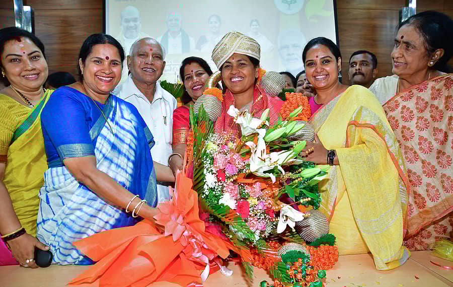 ಶೋಭಾ ಕರಂದ್ಲಾಜೆ ಅವರನ್ನು ಬಿಜೆಪಿ ಮಹಿಳಾ ಮೋರ್ಚಾ ಸದಸ್ಯೆಯರು ಸನ್ಮಾನಿಸಿದರು. ತಾರಾ ಅನುರಾಧಾ, ಮಹಿಳಾ ಮೋರ್ಚಾ ಅಧ್ಯಕ್ಷೆ ಭಾರತಿ ಶೆಟ್ಟಿ, ಬಿ.ಎಸ್‌. ಯಡಿಯೂರಪ್ಪ, ಶ್ರುತಿ ಹಾಗೂ ಜ್ಯೋತಿ ರೆಡ್ಡಿ ಇದ್ದರು