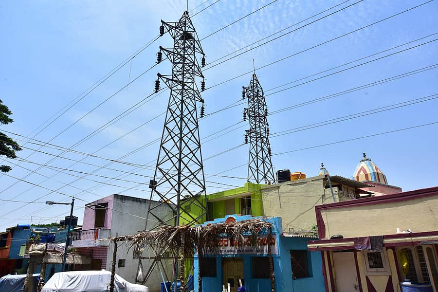 ಅಗ್ರಹಾರ ದಾಸರಹಳ್ಳಿಯ ಬಿಆರ್ಐ ಕಾಲೊನಿಯಲ್ಲಿ ಹಾದುಹೋಗಿರುವ ಹೈ–ಟೆನ್ಷನ್ ವಿದ್ಯುತ್ ಮಾರ್ಗ–ಪ್ರಜಾವಾಣಿ ಚಿತ್ರ