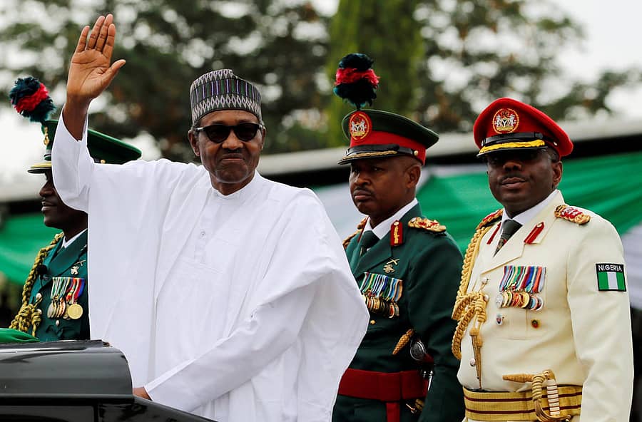 ಪ್ರಮಾಣ ವಚನ ಸ್ವೀಕರಿಸಲು ಆಗಮಿಸಿದ ಸಂದರ್ಭದಲ್ಲಿ ನೆರೆದಿದ್ದ ಜನರತ್ತ ಕೈಬೀಸಿದ ಬುಹಾರಿ