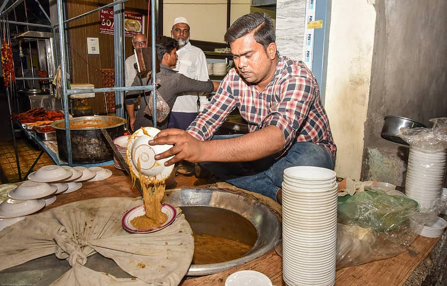 ಕಲಬುರ್ಗಿಯ ರಾಯಲ್‌ ಹೋಟೆಲ್‌ನಲ್ಲಿ ಹಲೀಂ ತಯಾರಿಕೆಯಲ್ಲಿ ತೊಡಗಿರುವ ಬಾಣಸಿಗ