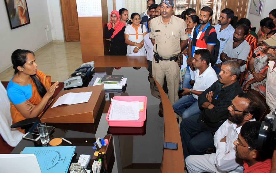 ಬಿಜೆಪಿ ಮುಖಂಡರು ಹಾಗೂ ಸಂತ್ರಸ್ತರು, ಜಿಲ್ಲಾಧಿಕಾರಿ ಅನೀಸ್ ಕಣ್ಮಣಿ ಜಾಯ್ ಅವರಿಗೆ ಮನವಿ ಸಲ್ಲಿಸಿ ಚರ್ಚಿಸಿದರು