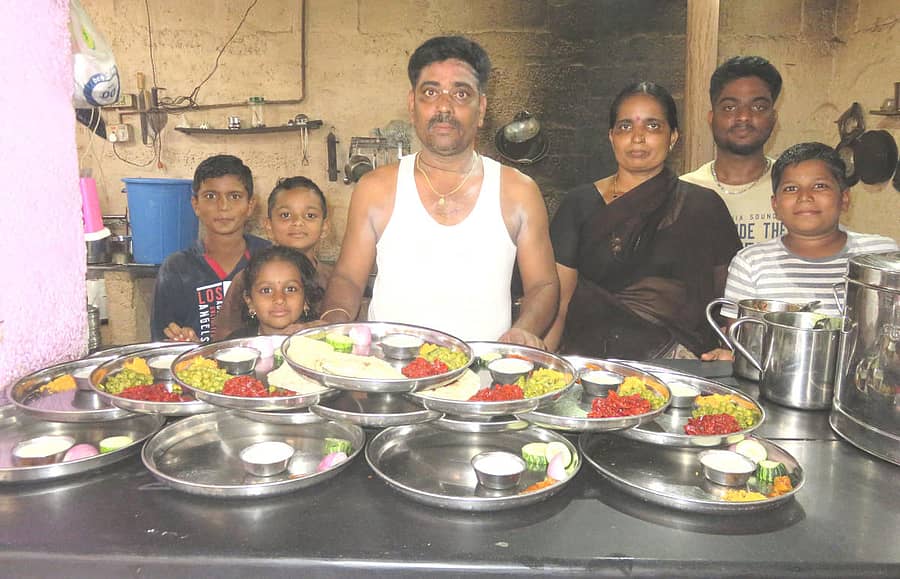 ಕುರುವತ್ತಿ ಬಸವೇಶ್ವರ ಖಾನಾವಳಿಯಲ್ಲಿ ಹಕ್ಕಂಡಿ ಚಂದ್ರ ಅವರು ಊಟಕ್ಕೆ ತಟ್ಟೆಗಳನ್ನು ಸಿದ್ಧಪಡಿಸುತ್ತಿರುವುದು