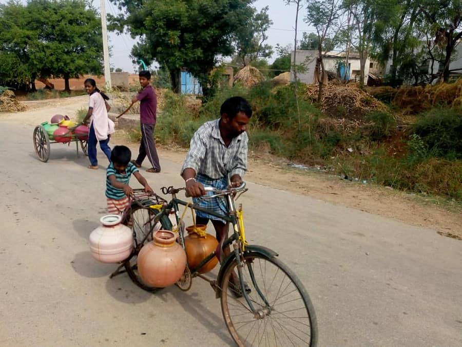 ಕೊಪ್ಪಳ ತಾಲ್ಲೂಕಿನ ಬೆಟಗೇರಿ ಗ್ರಾಮದಲ್ಲಿ ಸೈಕಲ್ ಹಾಗೂ ತಳ್ಳುಗಾಡಿಯಲ್ಲಿ ಕುಡಿಯುವ ನೀರು ತರಲು ಗ್ರಾಮಸ್ಥರು ದೂರದ ಸ್ಥಳಕ್ಕೆ ಹೋಗುತ್ತಿರುವ ದೃಶ್ಯ