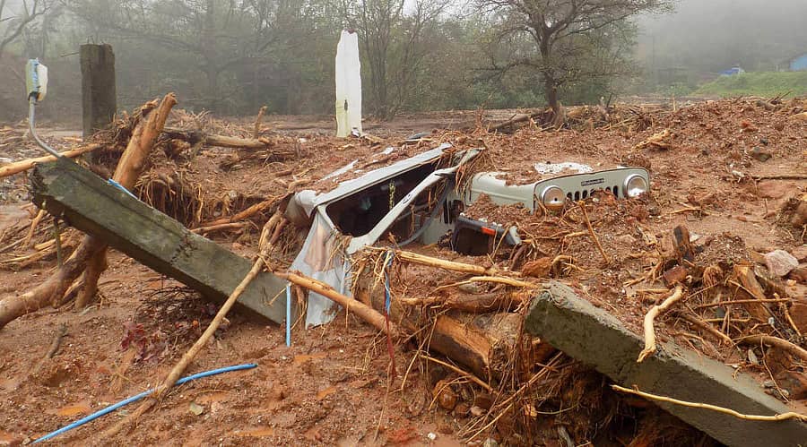 ಮಡಿಕೇರಿ– ಮಂಗಳೂರು ರಾಷ್ಟ್ರೀಯ ಹೆದ್ದಾರಿ ಸಮೀಪದ 1ನೇ ಮೊಣ್ಣಂಗೇರಿಯಲ್ಲಿದ್ದ ರಿವರ್ ರಾಕ್ ರೆಸಾರ್ಟ್ ಬಳಿ ಕಳೆದ ವರ್ಷ ನಿಲ್ಲಿಸಿದ್ದ ಜೀಪಿನ ಸ್ಥಿತಿ –ಸಂಗ್ರಹ ಚಿತ್ರ