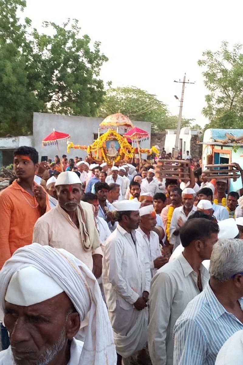 ತಾಂಬಾ ಸಮೀಪದ ಬಂಥನಾಳ ಗ್ರಾಮದಲ್ಲಿ ಸಂಗನಬಸವ ಮಾಹಾ ಶಿವಯೋಗಿಗಳ 47 ನೆಯ ಪುಣ್ಯಸ್ಮರಣೋತ್ಸವದ ನೀಮಿತ್ಯ ಹಮ್ಮಿಕೋಂಡ ಶಿವಯೋಗಿಗಳ ಭಾವ ಚಿತ್ರವನ್ನು ವೈಭವದೋಂದಿಗೆ ಮೇರವಣಿಗೆ ಮಾಡಲಾಯಿತು.