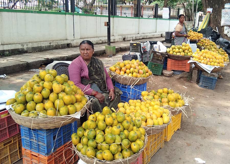 ಹಾಸನದ ಆರ್.ಸಿ ರಸ್ತೆಯಲ್ಲಿ ಮಾವಿನ ಹಣ್ಣು ಮಾರಾಟಕ್ಕೆ ಇಟ್ಟಿರುವುದು