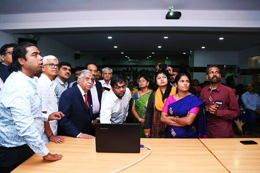 ಪ್ರಾಜೆಕ್ಟ್ ವೃಕ್ಷ ಫೌಂಡೇಷನ್ನ ವೆಬ್ಸೈಟ್ನಲ್ಲಿರುವ ಮಾಹಿತಿಯ ಕುರಿತು (ಎಡದಿಂದ) ವಿಜಯ್ ನಿಶಾಂತ್ ಅವರು ಸುಪ್ರೀಂ ಕೋರ್ಟ್ನ ನಿವೃತ್ತ ಮುಖ್ಯನ್ಯಾಯಮೂರ್ತಿ ಎಂ.ಎನ್.ವೆಂಕಟಾಚಲಯ್ಯ, ಪಾಲಿಕೆ ಸದಸ್ಯೆ ನಾಗರತ್ನಾ, ಶಾಸಕಿ ಸೌಮ್ಯಾ ರೆಡ್ಡಿ ಹಾಗೂ ಮೇಯರ್ ಗಂಗಾಂಬಿಕೆ ಅವರಿಗೆ ವಿವರಿಸಿದರು