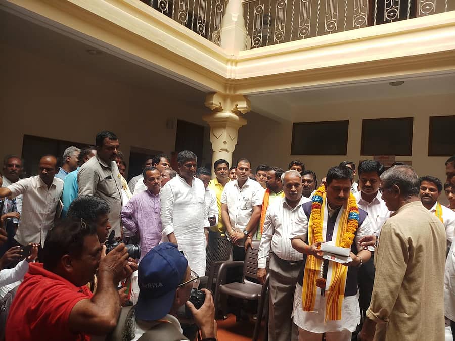 ಹುಬ್ಬಳ್ಳಿಯ ಕೇಶವ ಕುಂಜಕ್ಕೆ ಭೇಟಿ ನೀಡಿದ ಕೇಂದ್ರ ಸಚಿವ ಪ್ರಹ್ಲಾದ ಜೋಶಿ ಅವರನ್ನು ಸನ್ಮಾನಿಸಲಾಯಿತು–