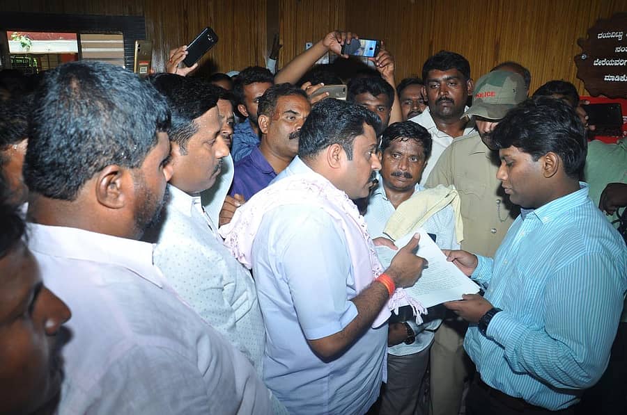 ಜಿಲ್ಲಾಧಿಕಾರಿಗೆ ಮನವಿ ಸಲ್ಲಿಸುತ್ತಿರುವ ಶಾಸಕ ಡಿ.ಸಿ.ಗೌರಿಶಂಕರ್