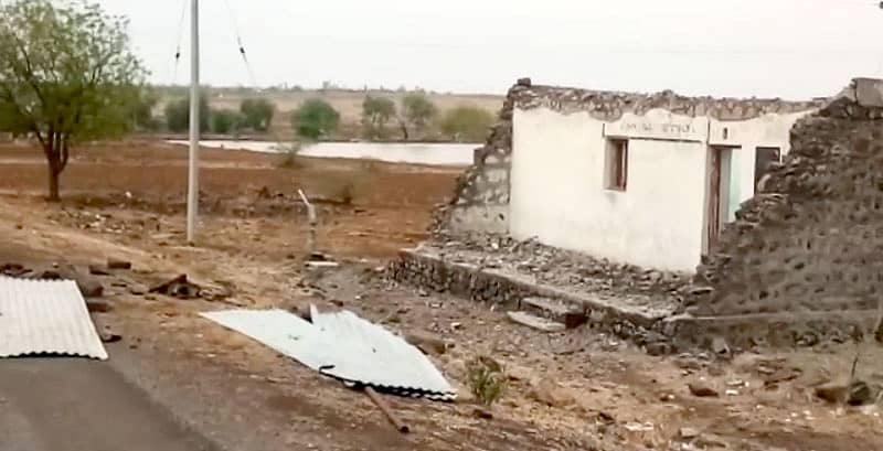 ಮನೆ ಮೇಲಿನ ಶೀಟ್‌ಗಳು ಗಾಳಿಗೆ ಹಾರಿಹೋಗಿವೆ.