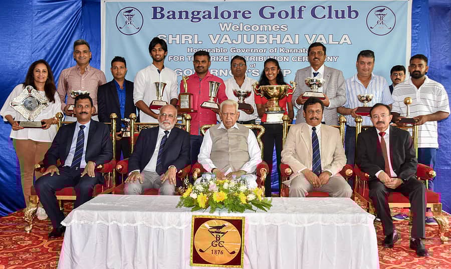 ಬೆಂಗಳೂರು ಗಾಲ್ಫ್ ಕ್ಲಬ್‌ನಲ್ಲಿ ಭಾನುವಾರ ಆಯೋಜಿಸಿದ್ದ ಗವರ್ನರ್ಸ್ ಕಪ್ ಗಾಲ್ಫ್ ಟೂರ್ನಿಯ ವಿಜೇತರಿಗೆ ರಾಜ್ಯಪಾಲ ವಾಜುಭಾಯಿ ವಾಲಾ ಅವರು ಪ್ರಶಸ್ತಿ ಪ್ರದಾನ ಮಾಡಿದರು (ಎಡದಿಂದ) ಕುಳಿತವರು: ರವಿ ಕುಮಾರ್ ರಾಜ್ (ಬಿಜಿಸಿ ಸಮಿತಿ ಸದಸ್ಯ), ಕ್ಯಾಪ್ಟನ್ ಶಿವಪ್ರದೀಪ್, ಸಂಜಯ್ ಎ.ಪೋಳ್ (ಕಾರ್ಯದರ್ಶಿ ), ಡಿ.ಎನ್. ವಸಂತ್ ಕುಮಾರ್ (ಖಜಾಂಚಿ). ನಿಂತಿರುವವರು: ಧನಲಕ್ಷ್ಮೀ ರೈಸ್, ನೀರಜ್ ಮಿತ್ತಲ್, ಕಿಶೋರ್ ರೆಡ್ಡಿ, ವೃಷಾಂಕ್ ಬಾಲು, ಜಿ.ಎನ್.ಬಸವರಾಜ್, ಸಿ.ಸುಂದರ್, ಅನುಷ್ಕಾ ಬೊರ್ಕರ್, ಲೋಕೇಶ್ ಕೃಷ್ಣ, ಸುನಿಲ್ ವಸಂತ್, ಶಶಿ ಕುಮಾರ್‌ –ಪ್ರಜಾವಾಣಿ ಚಿತ್ರ
