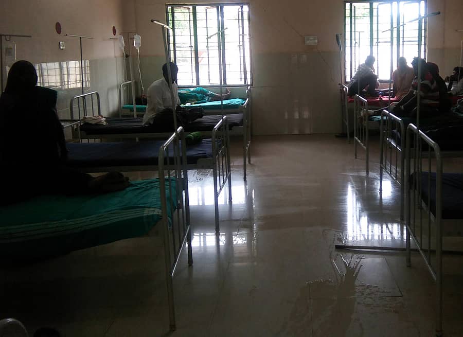 ನರಗುಂದ ಪಟ್ಟಣದ ಸರ್ಕಾರಿ ಆಸ್ಪತ್ರೆಯಲ್ಲಿ ರೋಗಿಗಳು ದಾಖಲಾಗಿರುವ ದೃಶ್ಯ.