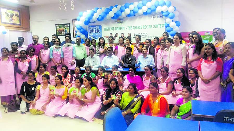 ಚೀಸ್ ಖಾದ್ಯ ತಯಾರಿಕೆ ಸ್ಪರ್ಧೆಯಲ್ಲಿ ಭಾಗವಹಿಸಿದ್ದ ಸಿಬ್ಬಂದಿ ಜತೆ ಕೆಎಂಎಫ್ನ ಹಿರಿಯ ಅಧಿಕಾರಿಗಳು