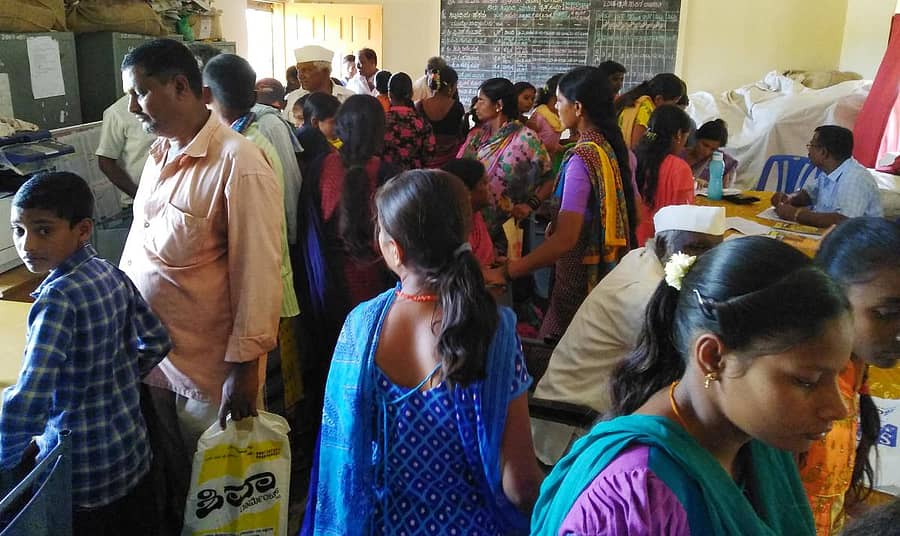 ಶಿರಹಟ್ಟಿಯ ಮ್ಯಾಗೇರಿ ಓಣಿಯ ಸಿಸಿ ಸರ್ಕಾರಿ ಪ್ರೌಡಶಾಲೆಯಲ್ಲಿ ಪ್ರವೇಶ ಪಡೆಯಲು ವಿದ್ಯಾರ್ಥಿಗಳು ಪಾಲಕರೊಂದಿಗೆ ಸರತಿ ಸಾಲಿನಲ್ಲಿ ನಿಂತಿರರುವುದು