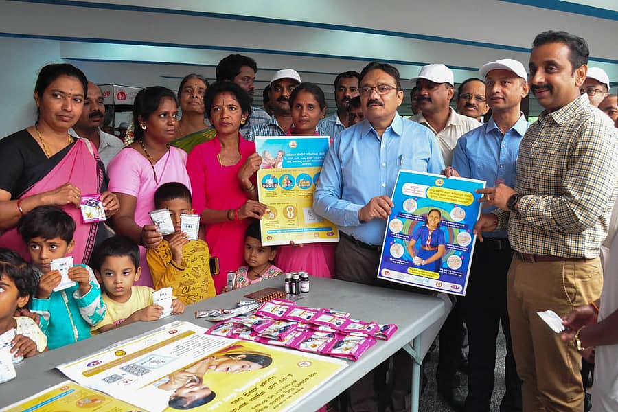 ಜಾವೇದ್ ಅಖ್ತರ್‌ ಮತ್ತು ಆರೋಗ್ಯ ಇಲಾಖೆಯ ಆಯುಕ್ತ ಪಂಕಜ್‌ಕುಮಾರ್‌ ಪಾಂಡೆ ಭಿತ್ತಿಪತ್ರ ಬಿಡುಗಡೆ ಮಾಡಿದರು