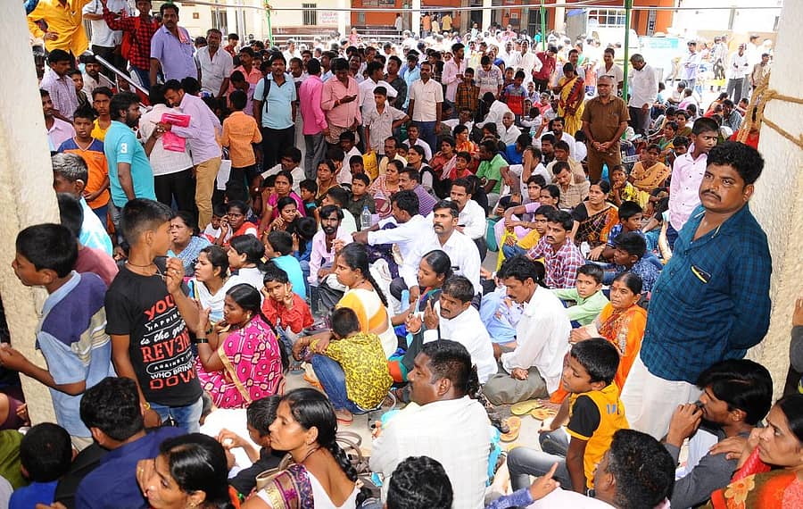 ದಾಖಲಾತಿಗಾಗಿ ಸಿದ್ಧಲಿಂಗ ಸ್ವಾಮೀಜಿಯ ರುಜು ಪಡೆಯಲು ವಿದ್ಯಾರ್ಥಿಗಳು ಪೋಷಕರೊಂದಿಗೆ ಸೋಮವಾರ ಕಾಯುತ್ತಿದ್ದರು