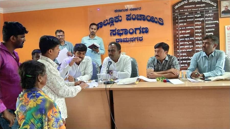 ಜನಸ್ಪಂದನ ಸಭೆಯಲ್ಲಿ ವಿವಿಧ ಗ್ರಾಮಗಳ ಜನರು ಶಾಸಕ ಎ.ಮಂಜುನಾಥ್‌ಗೆ ದೂರು ಸಲ್ಲಿಸಿದರು