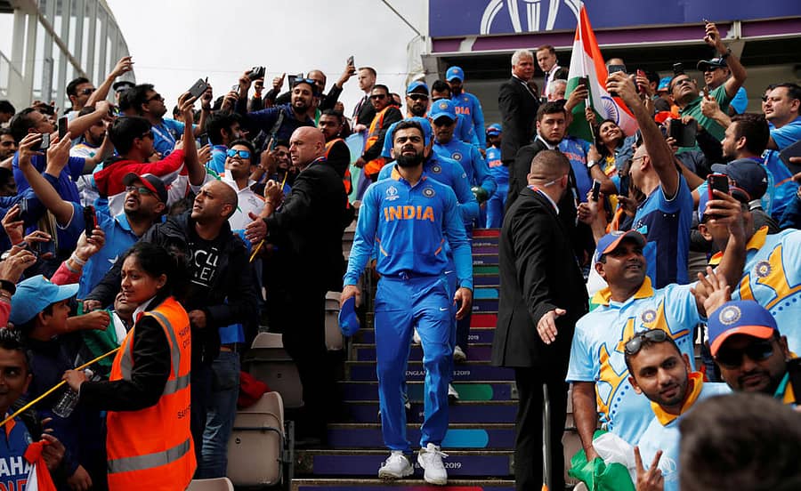 2019ರ ವಿಶ್ವಕಪ್ ಕ್ರಿಕೆಟ್ ಪಂದ್ಯಾವಳಿಯಲ್ಲಿ ಮೊದಲ ಪಂದ್ಯ ಆಡಲು ಕ್ರೀಡಾಂಗಣಕ್ಕೆ ಪ್ರವೇಶಿಸುತ್ತಿರುವ ವಿರಾಟ್ ಕೊಹ್ಲಿ ಬಳಗ. –ರಾಯಿಟರ್ಸ್ ಚಿತ್ರ